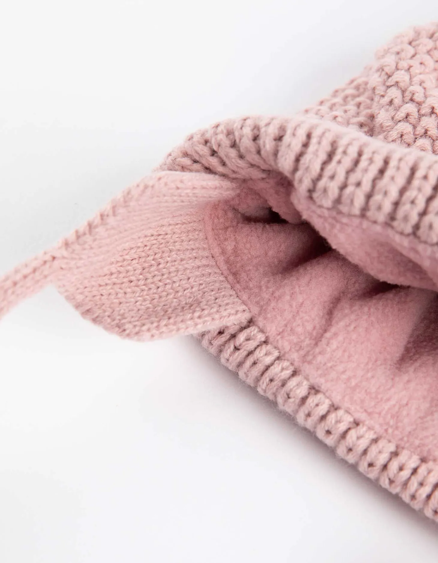 Muts met pompon - fleecevoering - roze