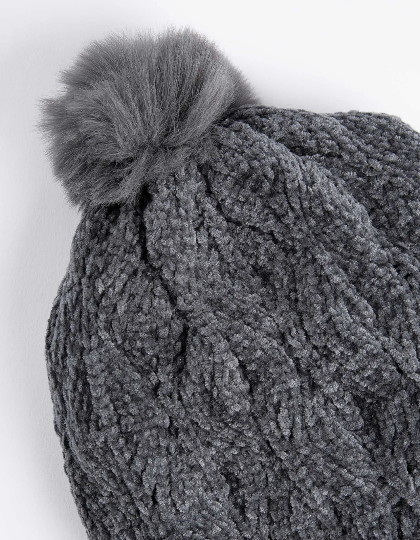 Muts met pompon - kabelpatroon - donkergrijs