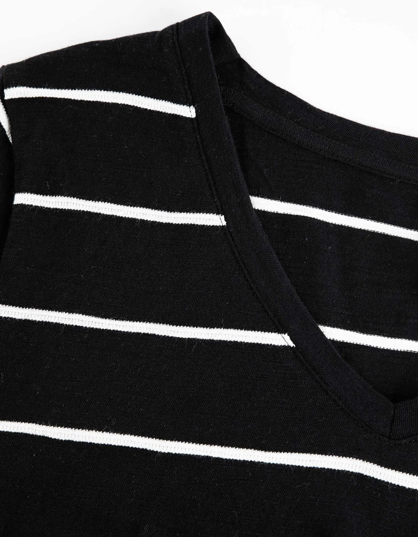 T-shirt - V-hals - zwart